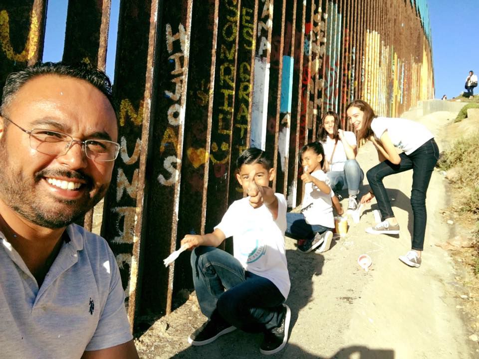 Enrique Chiu with kids at the border